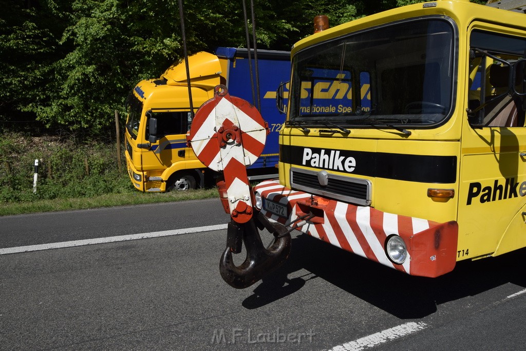 LKW in Boeschung A 3 Rich Frankfurt Hoehe Roesrath Lohmar P049.JPG - Miklos Laubert